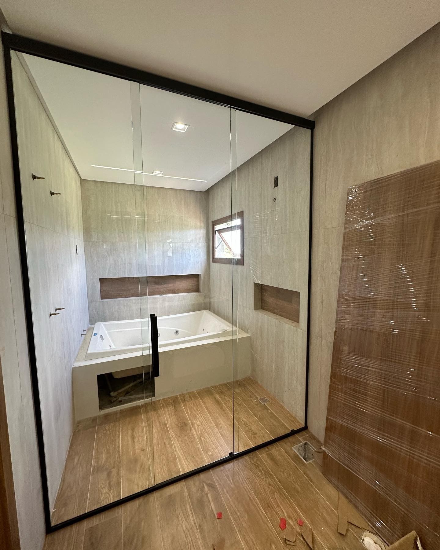Box em vidro temperado instalado em banheiro residencial pela Oliveira Vidros