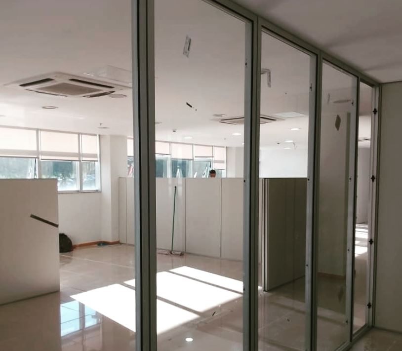 Divisória de vidro instalada pela Oliveira Vidros em Gravataí/RS — projeto 1