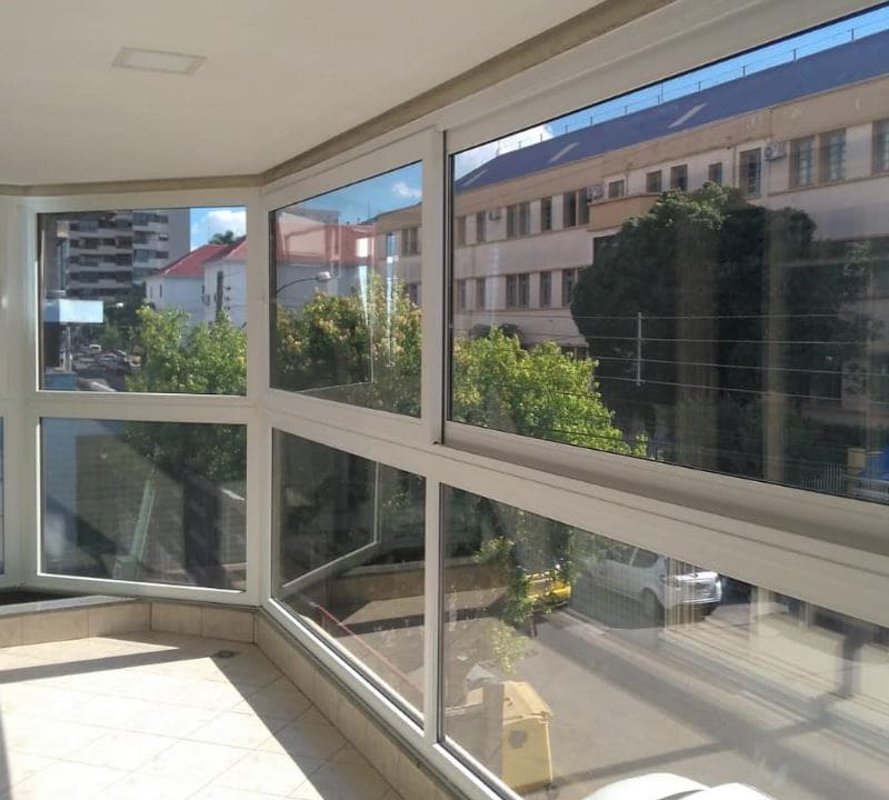 Envidraçamento de sacada em prédio — Oliveira Vidros Gravataí