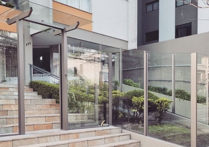 Muro de vidro em área externa com piscina — Oliveira Vidros