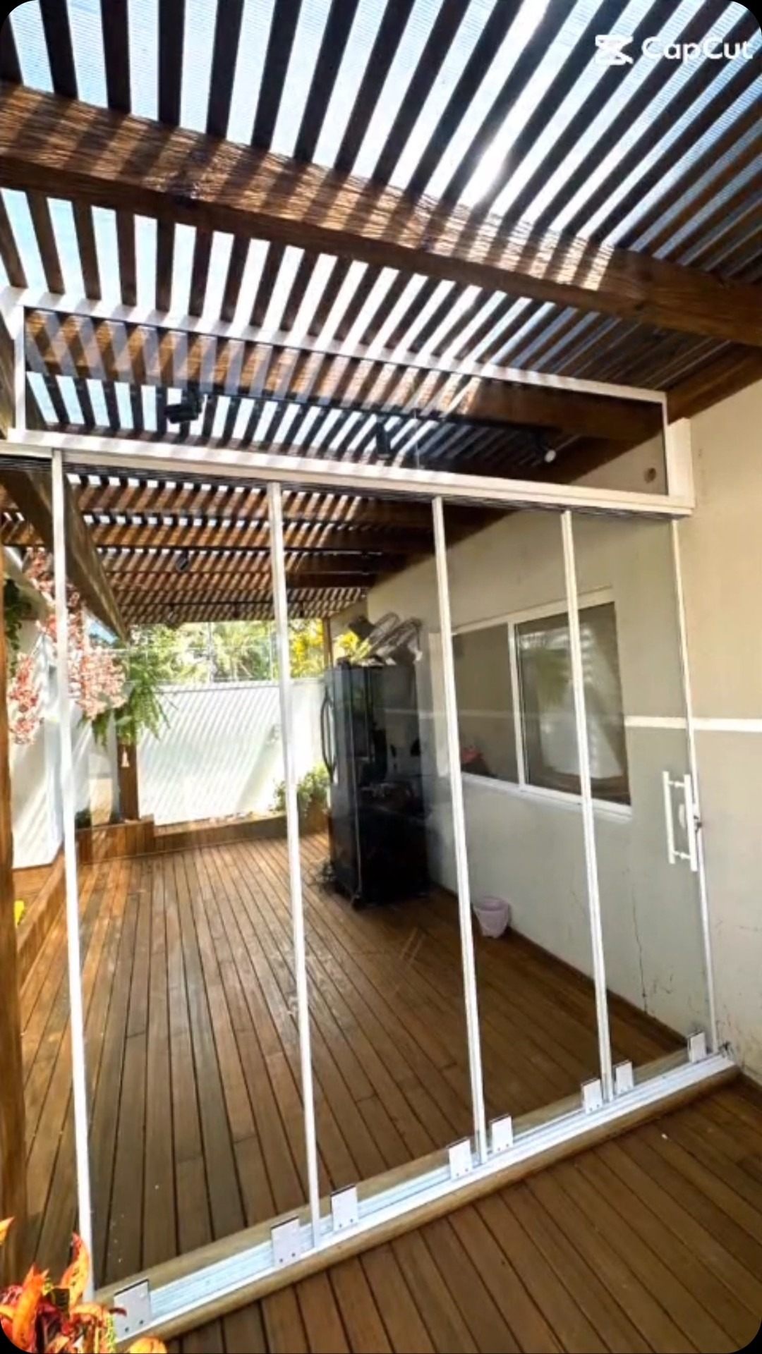 Fechamento com portas de vidro de correr em área externa — Gravataí/RS