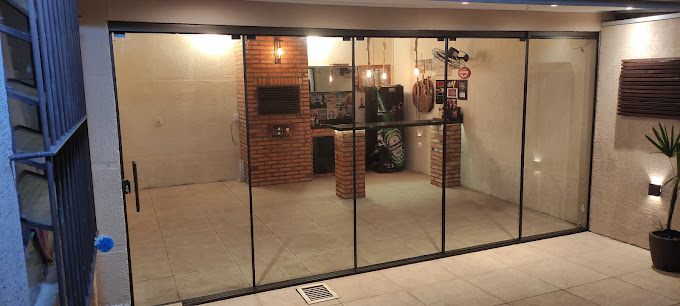 Portas de vidro de correr instaladas em área residencial — Oliveira Vidros
