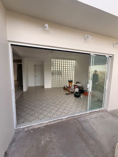 Porta de vidro de correr com caixilho slim preto — vidraçaria em Gravataí