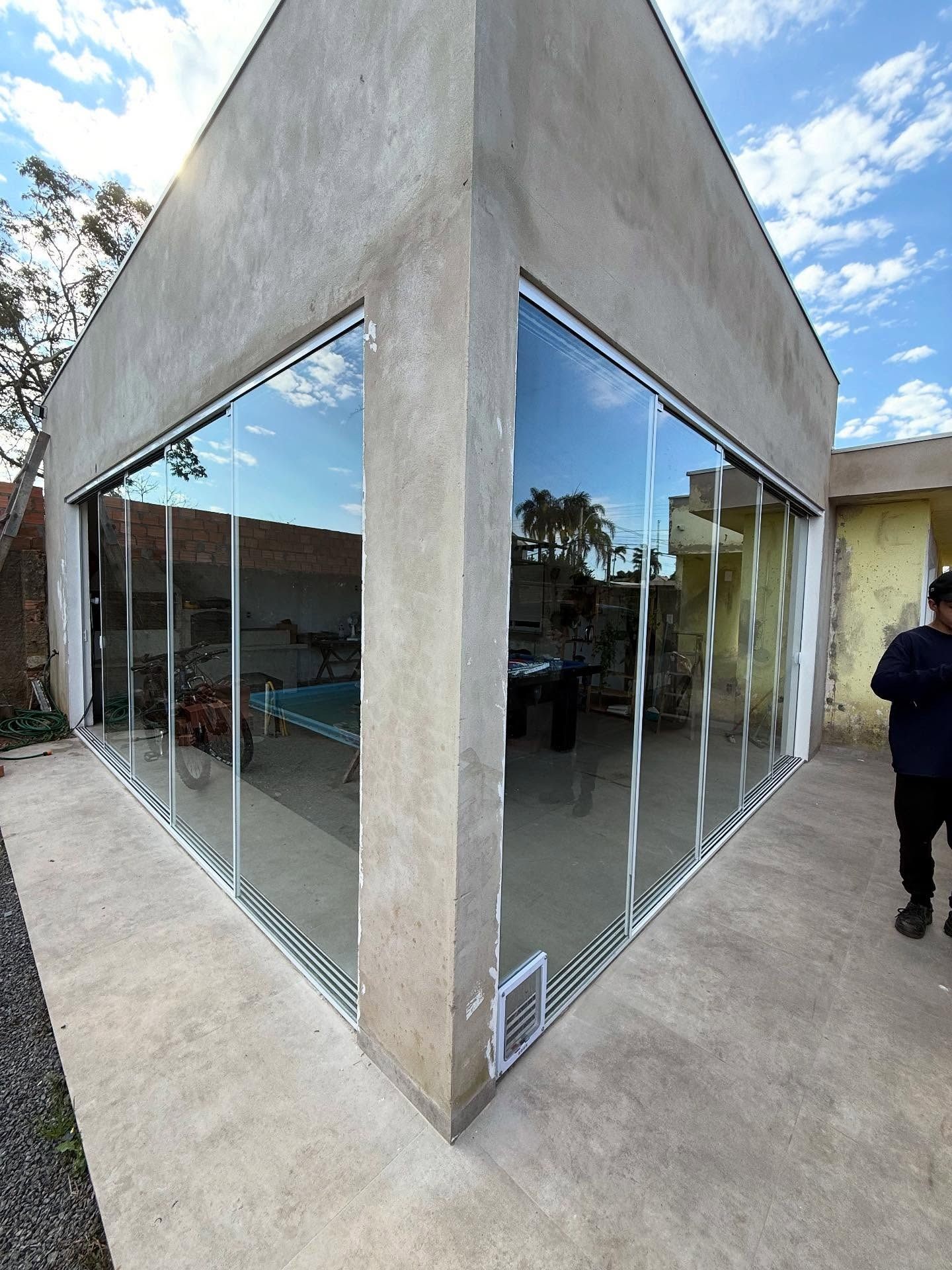 Portas de vidro de correr instaladas em residência em Gravataí/RS — Oliveira Vidros