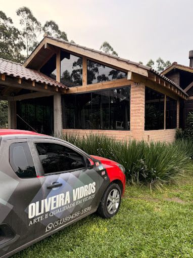Mestre vidraceiro trabalhando vidro sob medida — Oliveira Vidros, vidraçaria em Gravataí/RS