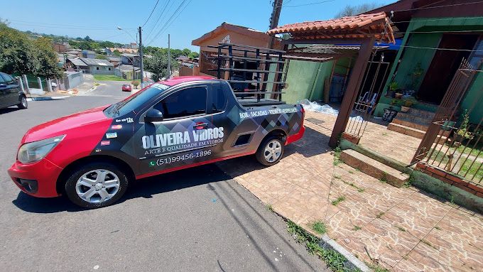Veículo da Vidraçaria Oliveira Vidros em atendimento em Gravataí/RS